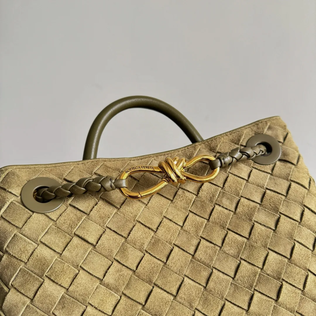 The 2023 new Andiamo batch of 1960 BV has been shipped‼ ️Really popular🔥The new Andiamo woven handbag launched by Bottega Veneta this season is really popular all over the world! ! Celebrities at home and abroad have worn it, and Oscar-winning actress Michelle Yeoh has taken it out on the street. Song Jia, Trai Yara, Yu Feihong, Sanji Ayaka, Rosie Hunting-Whiteley, Yoshioka Riho, etc. have all picked up this bag. It is classic and versatile, showing off its temperament, and the bag capacity is also large, which is very convenient for daily commuting! ! A variety of carrying methods, the shoulder straps can be adjusted by yourself, the original lambskin feels soft and delicate, and the neutral style is created to break gender boundaries and bring a more practical and longer-lasting use experience. Andiamo, which has both elegant and casual styles, perfectly interprets the true appearance of "fashionable old money style". Style number: 743568 (suede) Size: 25*22*10.5cm